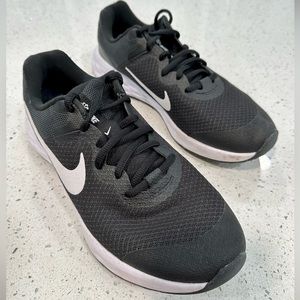 EUC Girls Nike Running Sneakers Size youth 6.5 6 1/2 black tennis shoes